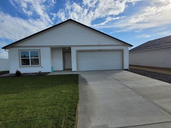 907 E K St, Deer Park, WA 99006