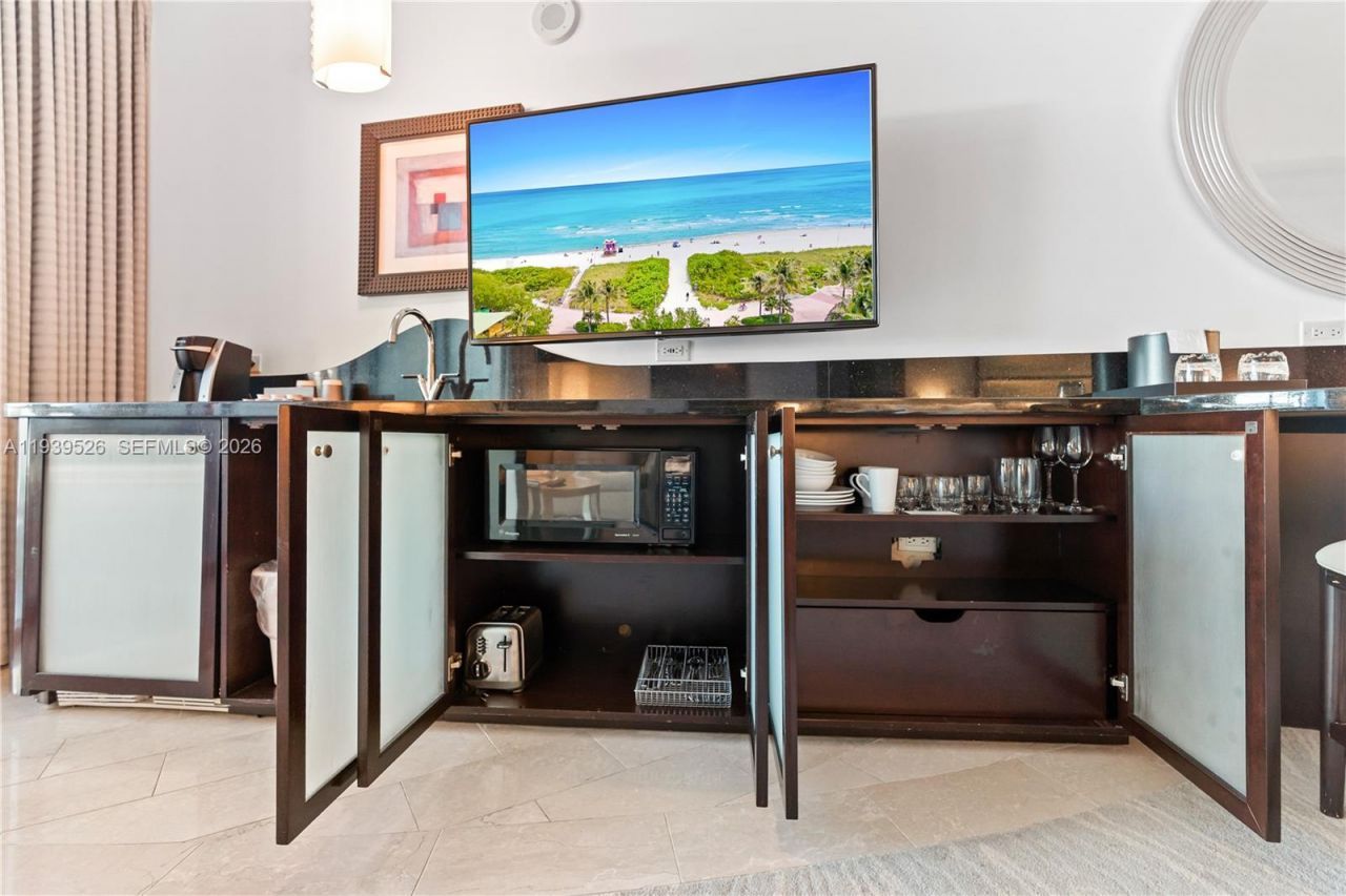 4391 Collins Ave, Unit 303, Miami Beach, FL 33140 Photo