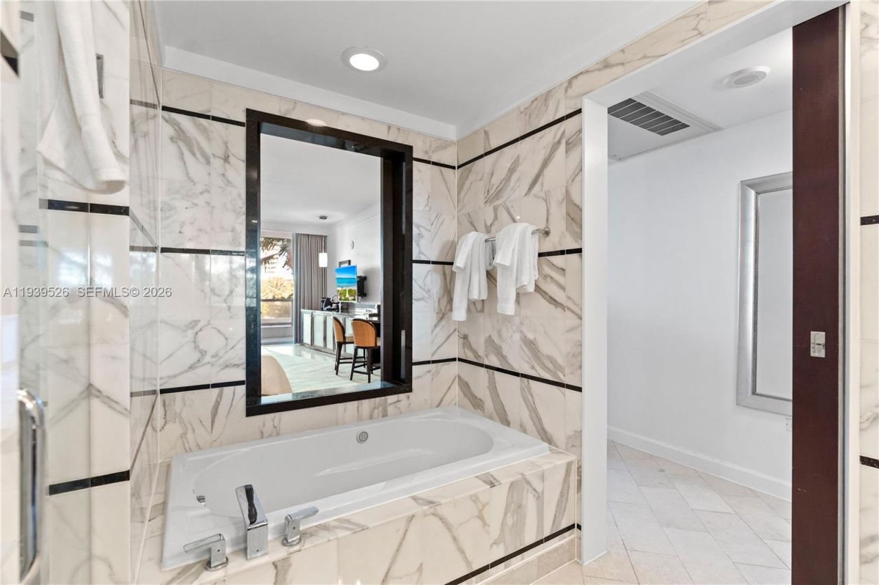 4391 Collins Ave, Unit 303, Miami Beach, FL 33140 Photo