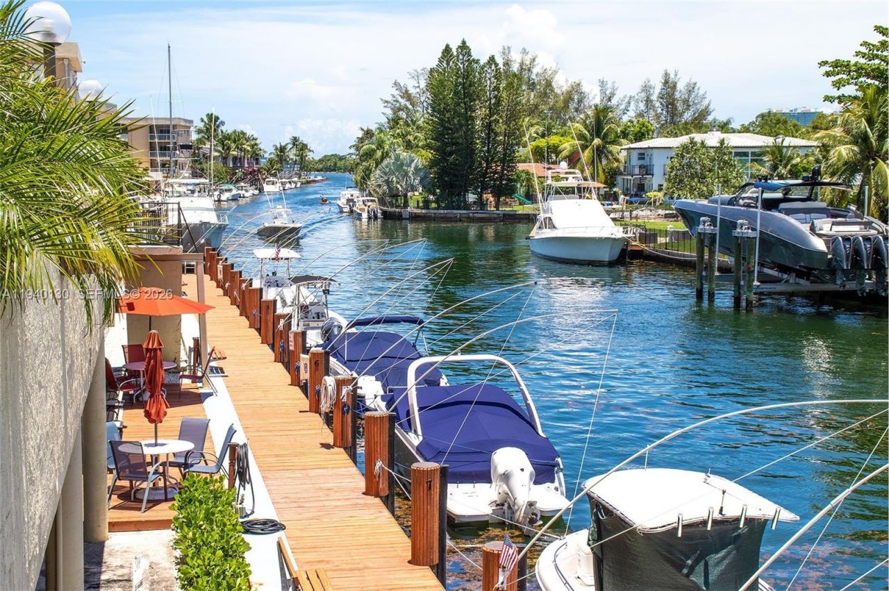 2500 NE 135th St, Unit B506, North Miami, FL 33181 Photo