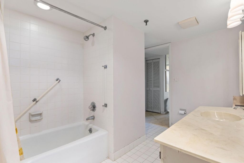 7020 Half Moon Cir, Unit 105, Hypoluxo, FL 33462 Photo