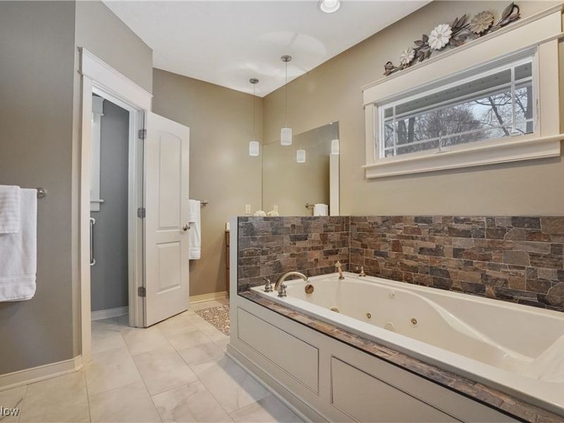 1957 W Swan Lake Circle, Kent, OH 44240 Photo 23