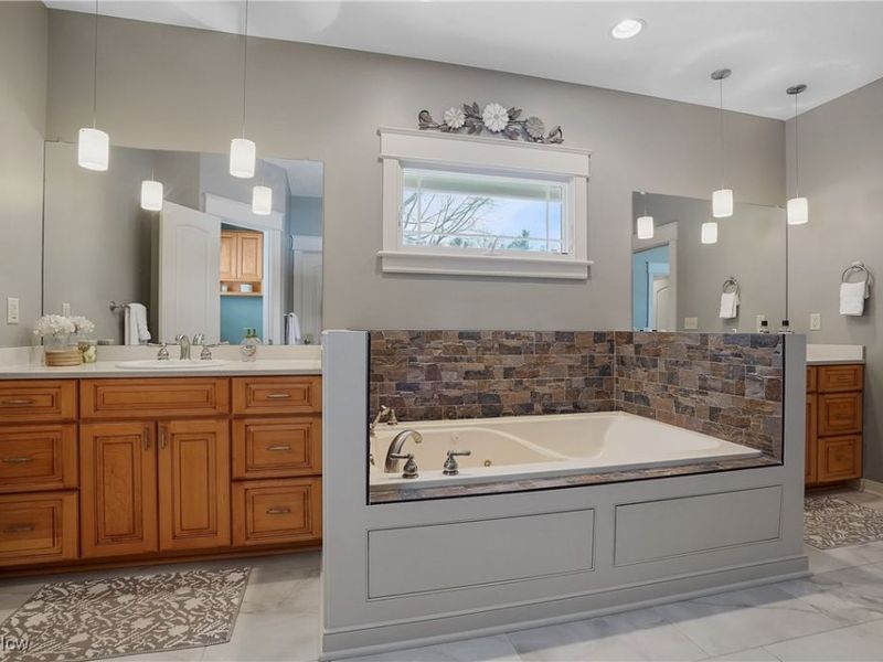 1957 W Swan Lake Circle, Kent, OH 44240 Photo 24