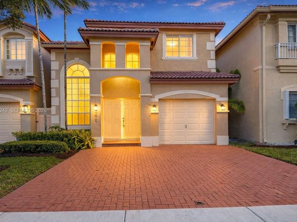 11541 NW 68th Ter, Doral, FL 33178