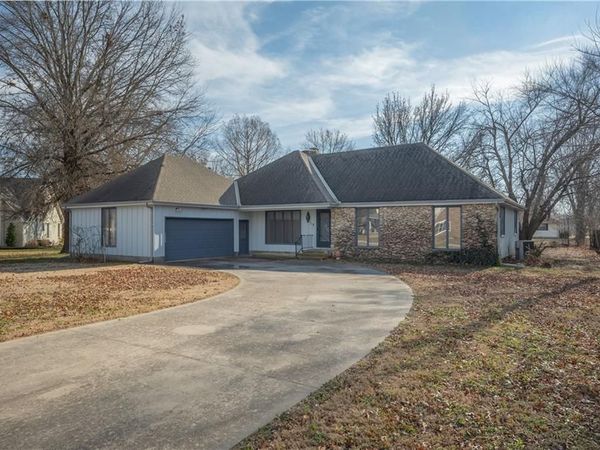 603 Lakeside Court, Girard, KS 66743