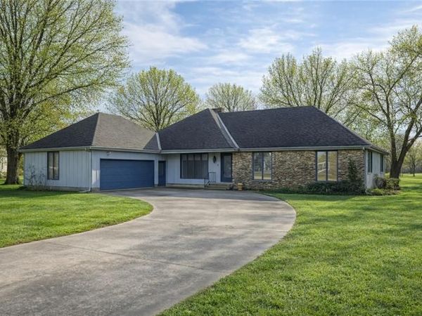 603 Lakeside Court, Girard, KS 66743