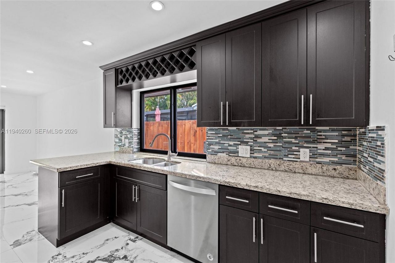 730 SW 95th Ter, Pembroke Pines, FL 33025 Photo