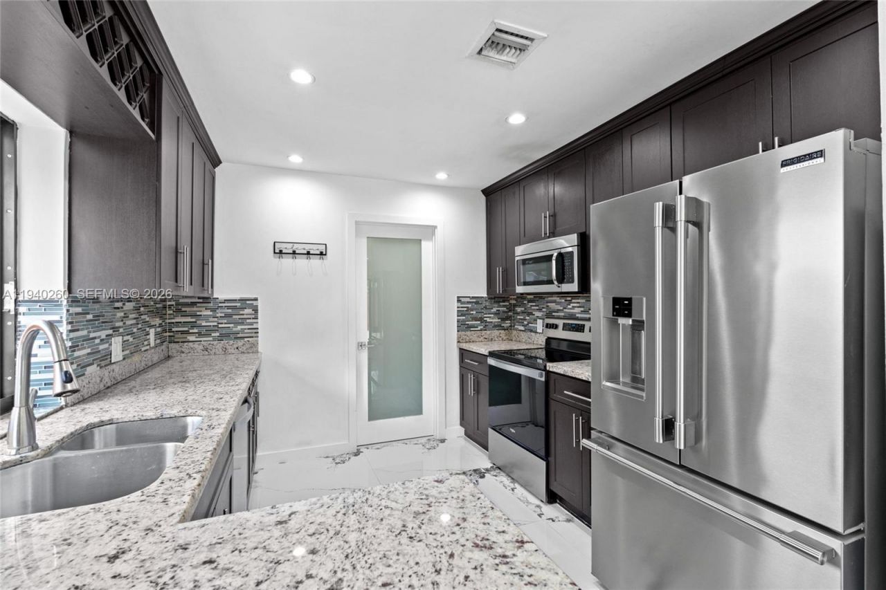 730 SW 95th Ter, Pembroke Pines, FL 33025 Photo