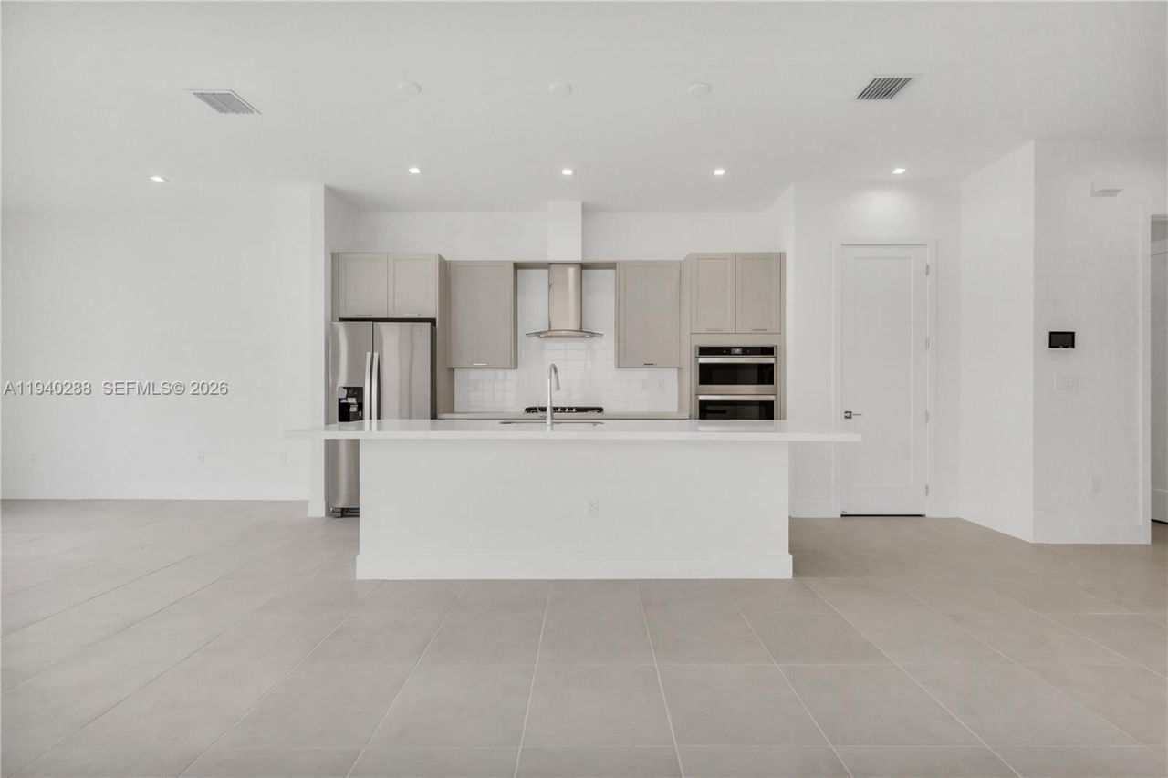 8037 NW 42nd St, Doral, FL 33166 Photo
