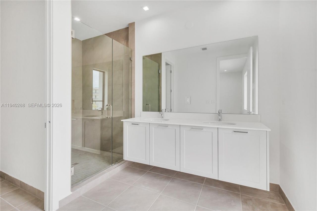 8037 NW 42nd St, Doral, FL 33166 Photo
