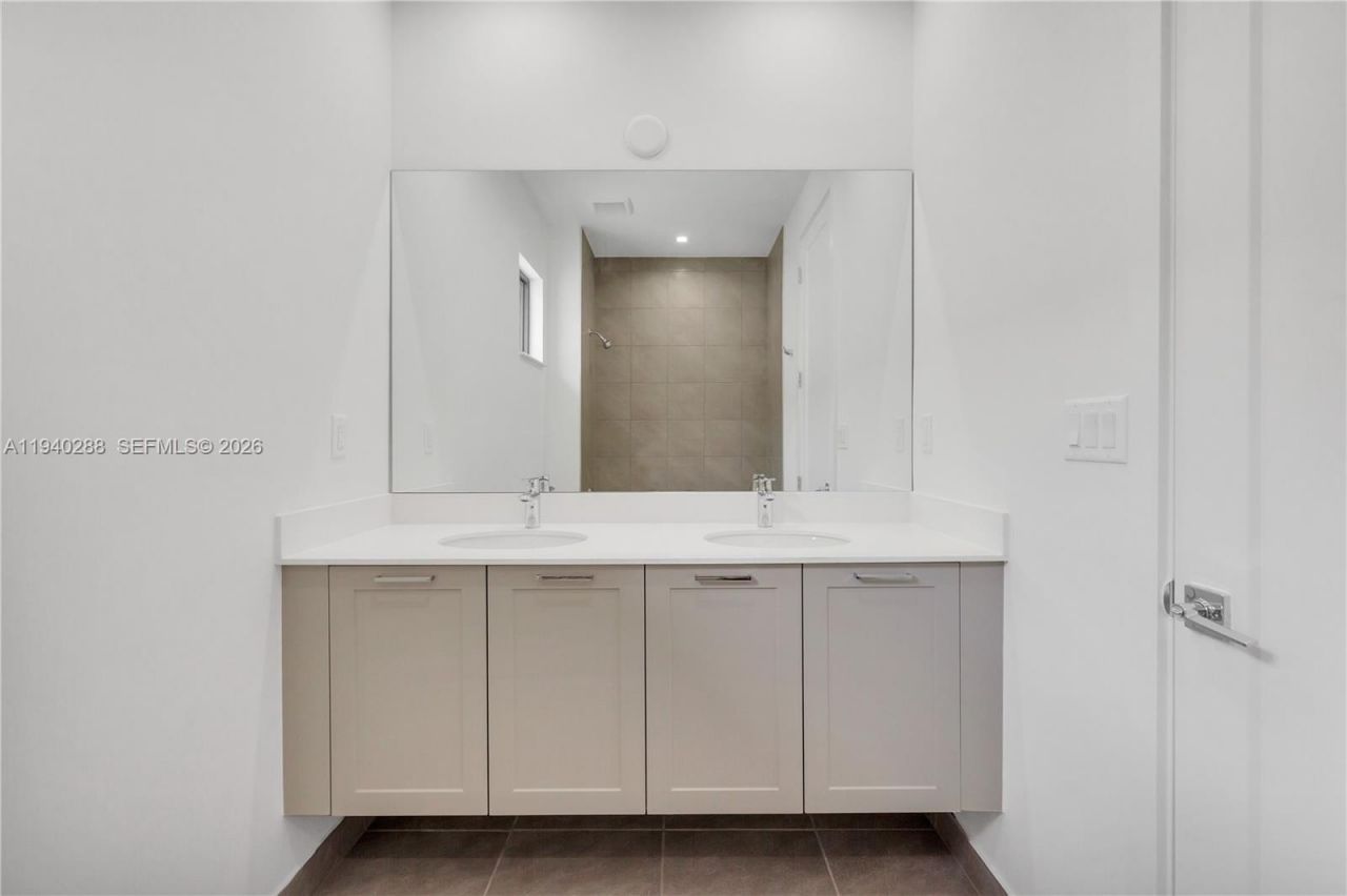 8037 NW 42nd St, Doral, FL 33166 Photo