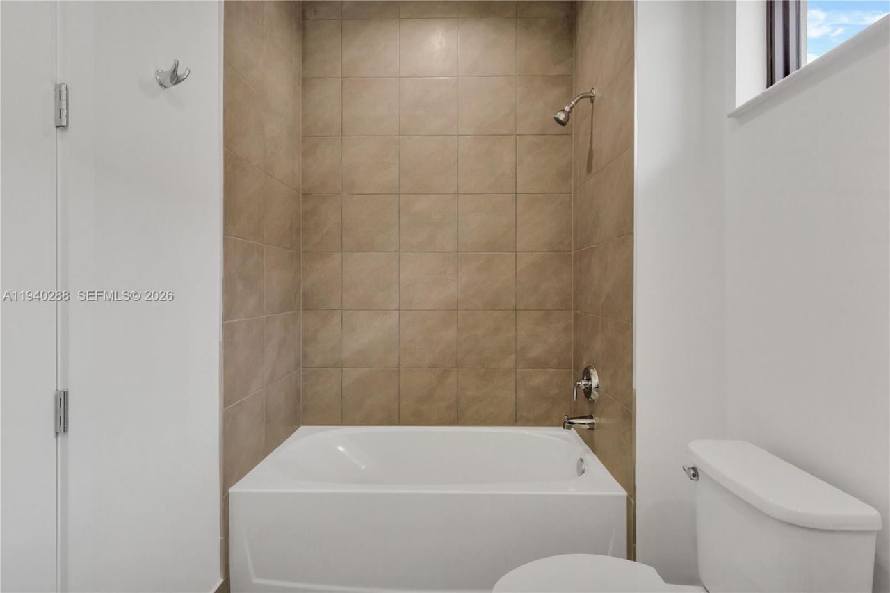8037 NW 42nd St, Doral, FL 33166 Photo