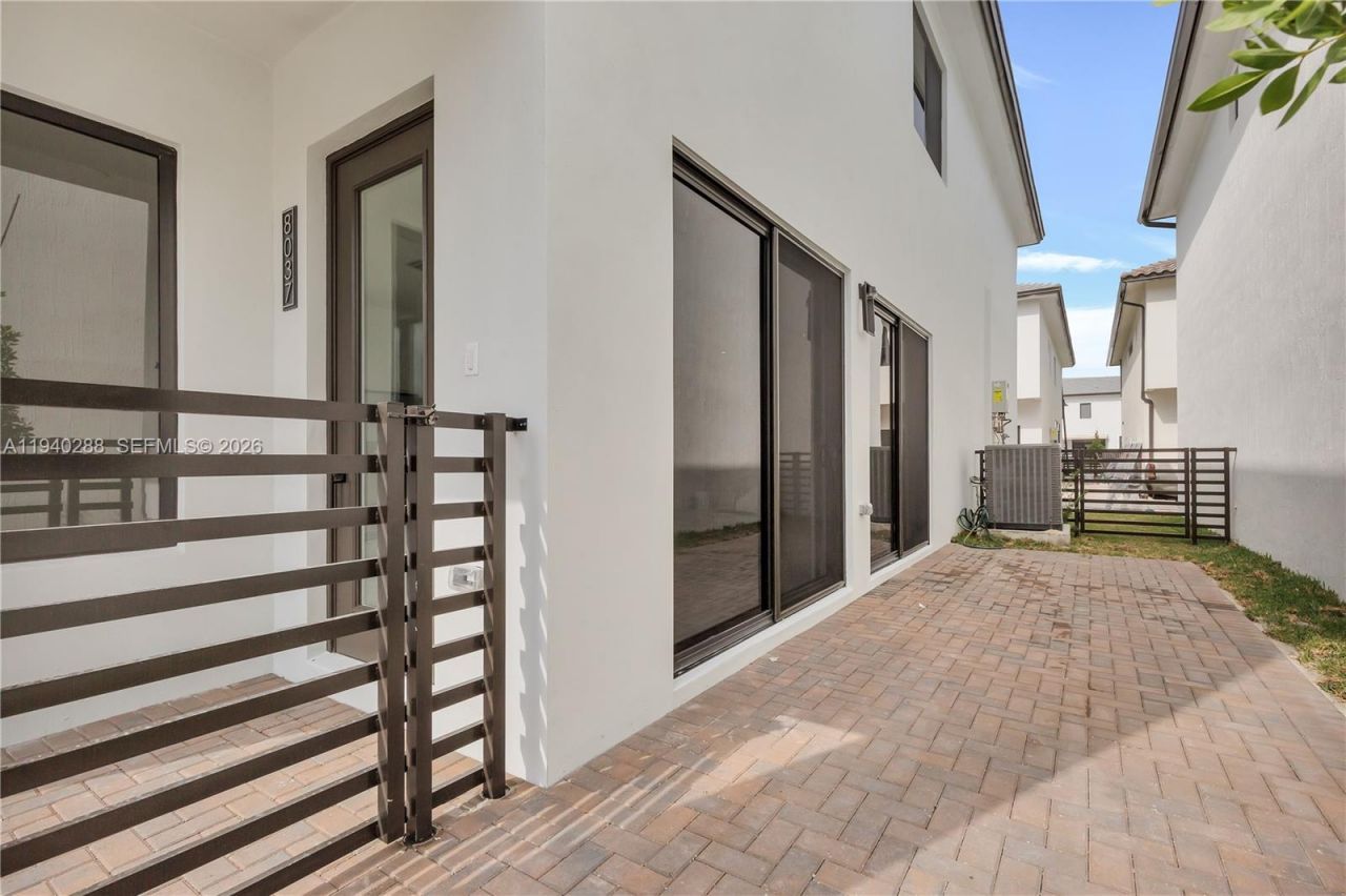 8037 NW 42nd St, Doral, FL 33166 Photo