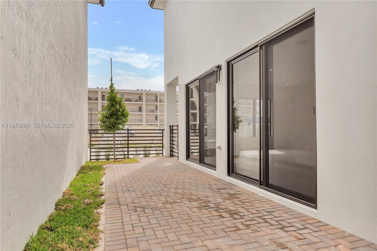8037 NW 42nd St, Doral, FL 33166 Photo
