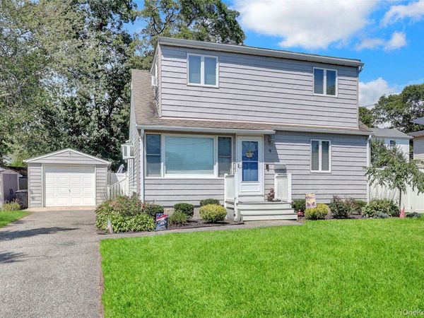 9 3rd Street, West Islip, NY 11795