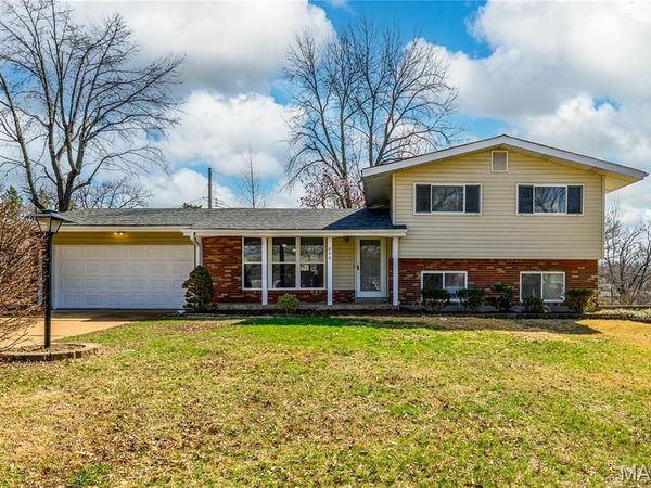 802 Delhurst Drive, Manchester, MO 63021