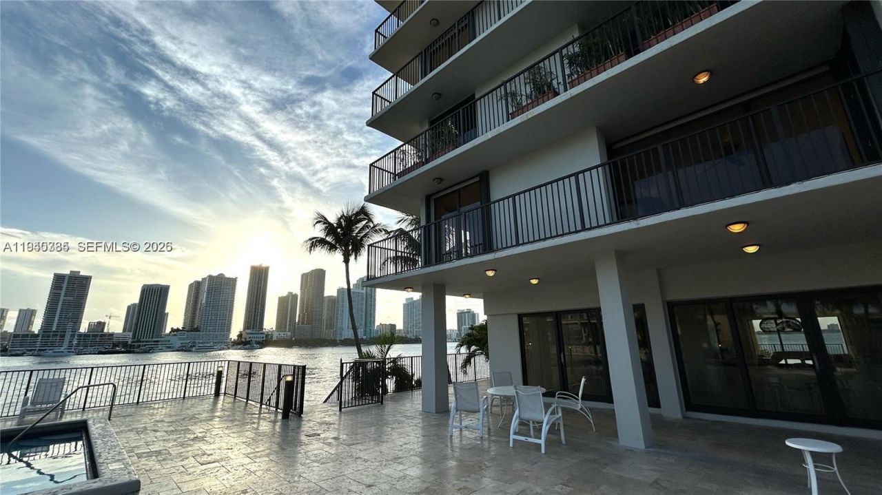 801 N Venetian Dr, Unit 201, Miami, FL 33139 Photo