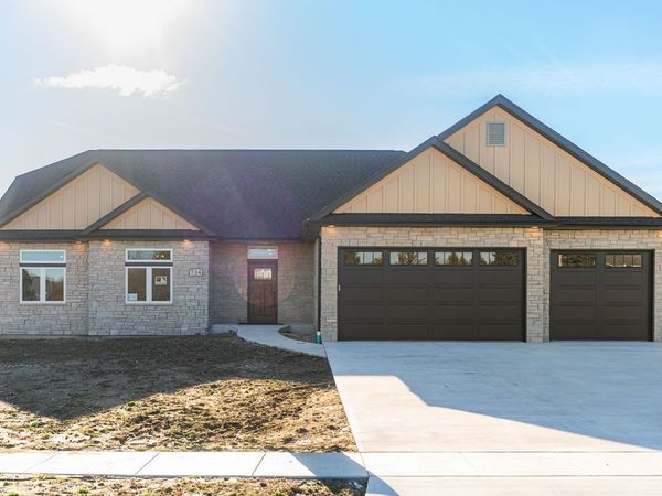 734 Independence Avenue, Sycamore, IL 60178