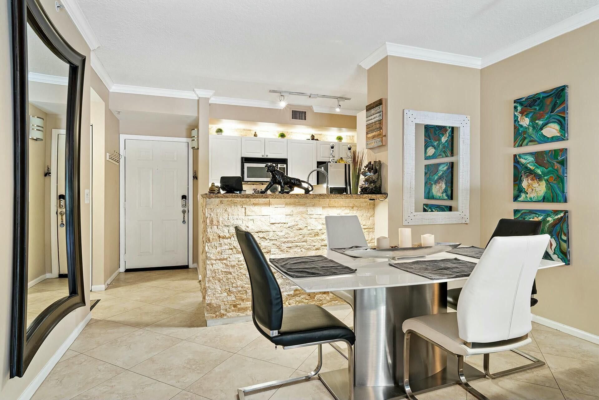 580 S Sapodilla, Unit 206, West Palm Beach, FL 33401 Photo