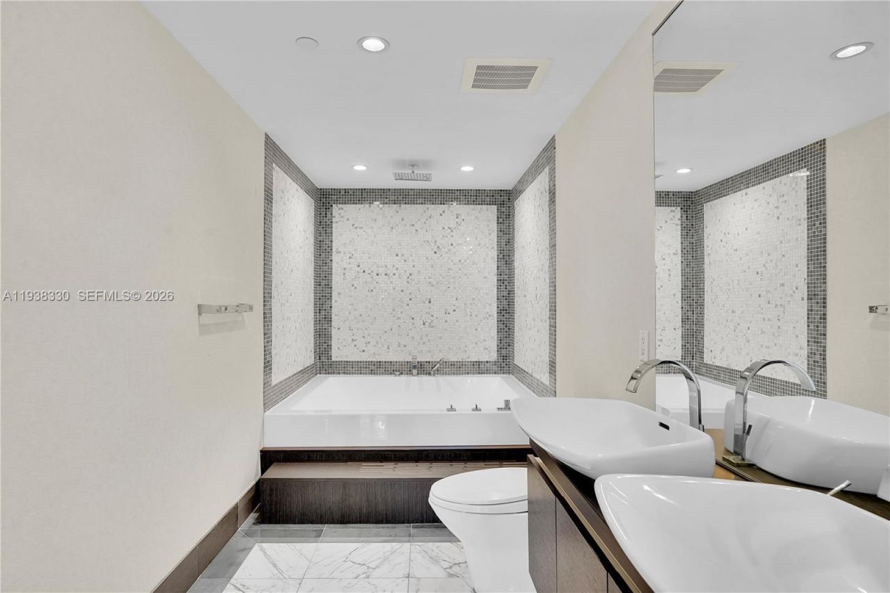 200 Biscayne Boulevard Way, Unit 503, Miami, FL 33131 Photo