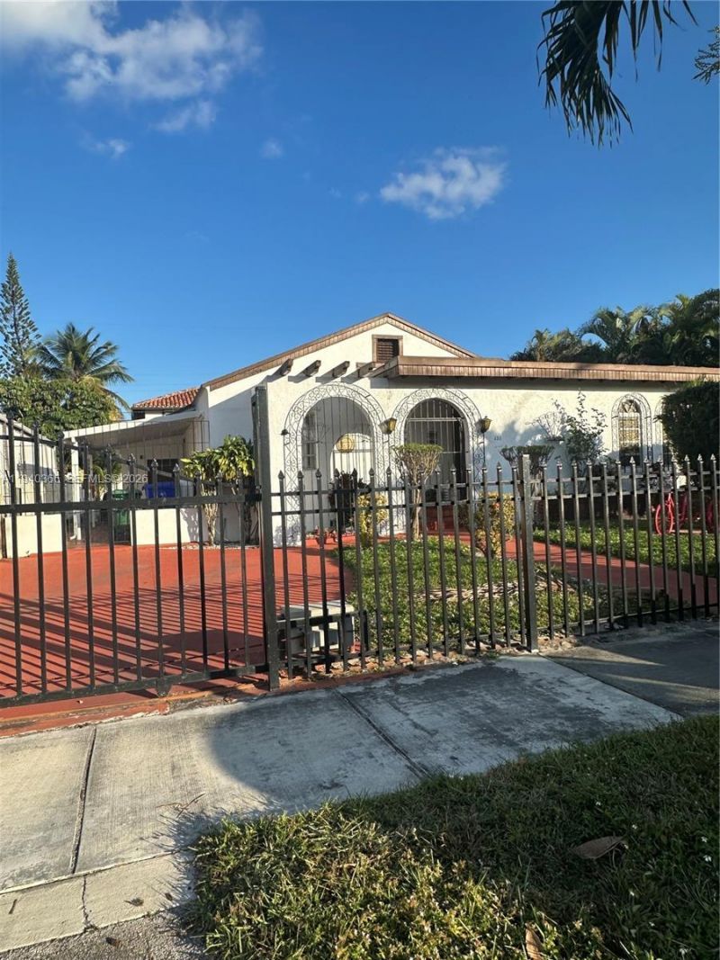 431 NW 32nd Ct, Miami, FL 33125 Main Photo