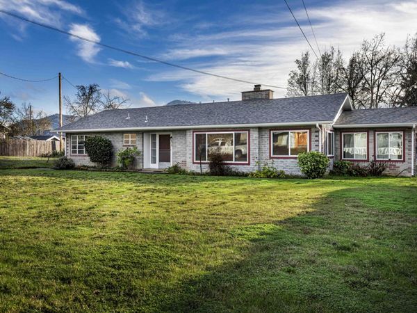 1215 NE A Street NE, Grants Pass, OR 97526