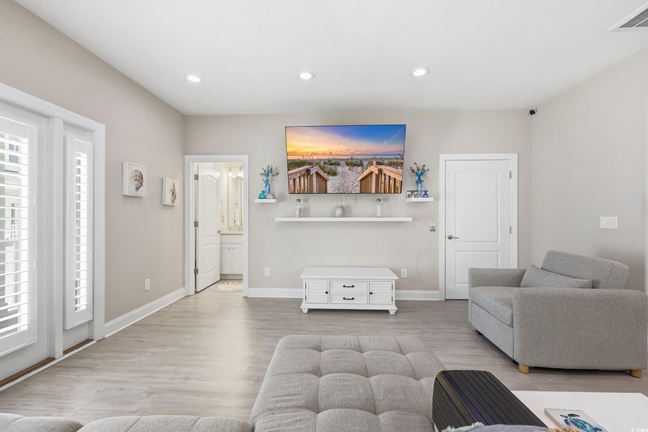 236 Gloucester Way Photo 7