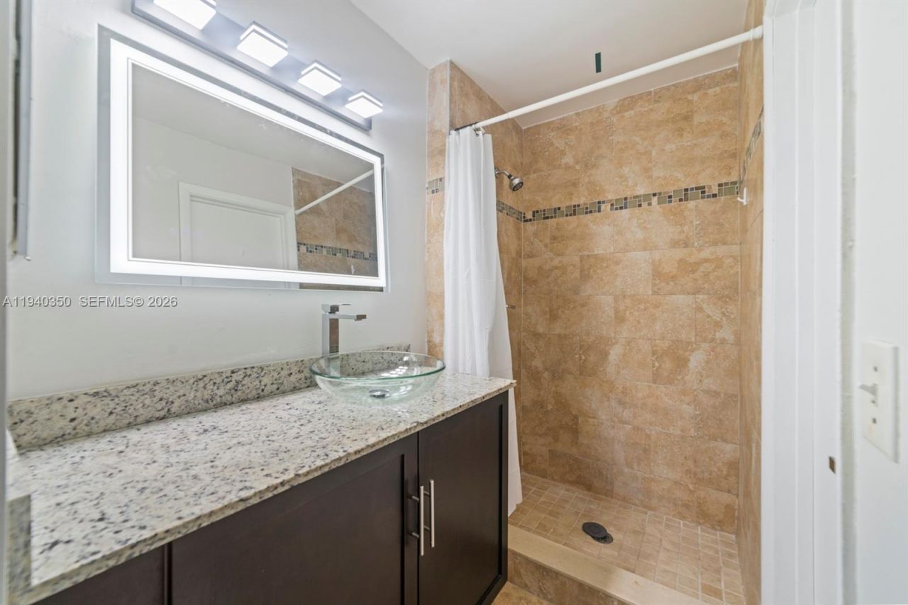 880 NE 207th Ter , Unit 202-10, Miami, FL 33179 Photo