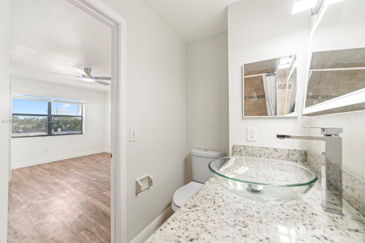 880 NE 207th Ter , Unit 202-10, Miami, FL 33179 Photo