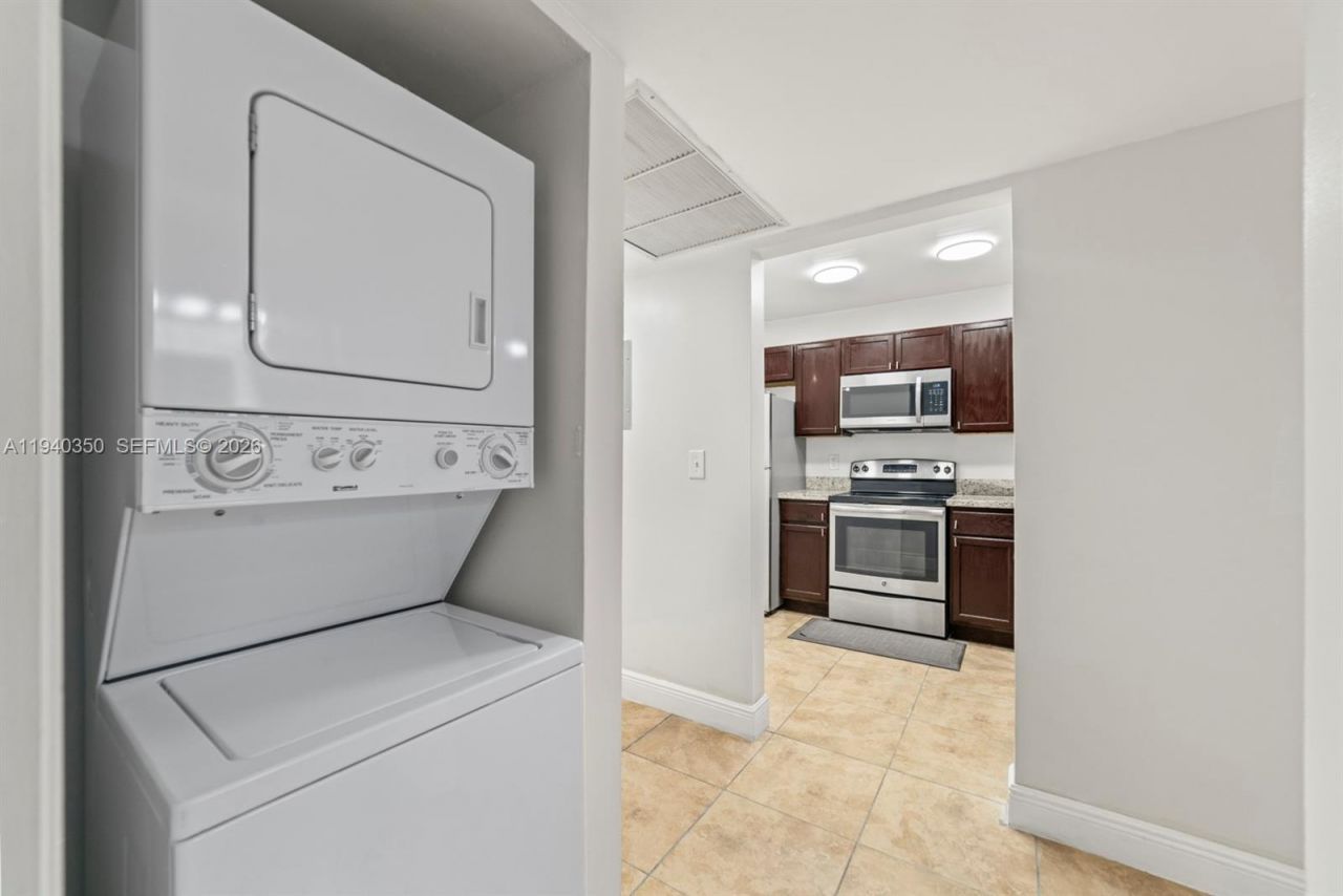 880 NE 207th Ter , Unit 202-10, Miami, FL 33179 Photo