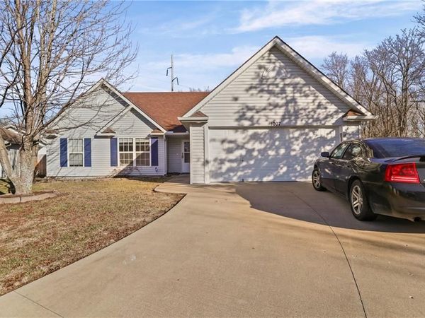 1007 SW Blue Branch Drive, Grain Valley, MO 64029