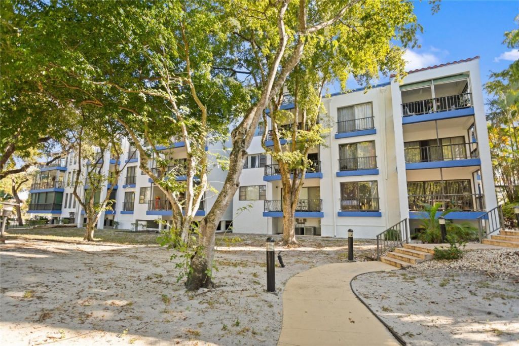 6060 S Falls Circle Drive, Unit 218, Lauderhill, FL 33319 Photo