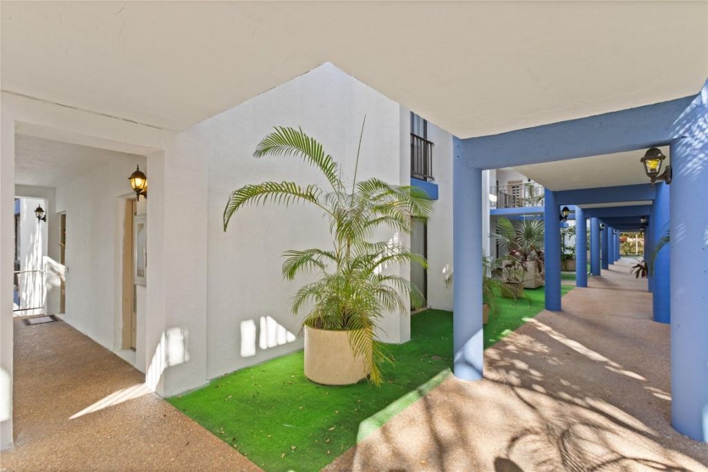 6060 S Falls Circle Drive, Unit 218, Lauderhill, FL 33319 Photo