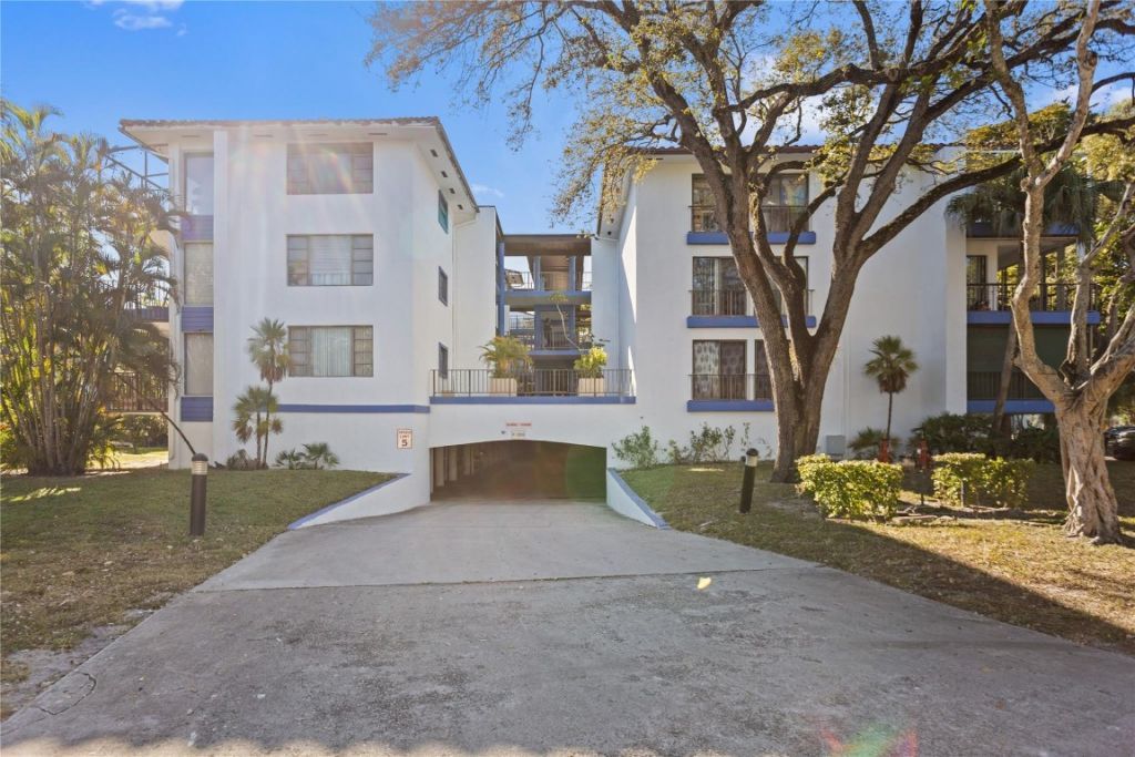 6060 S Falls Circle Drive, Unit 218, Lauderhill, FL 33319 Photo