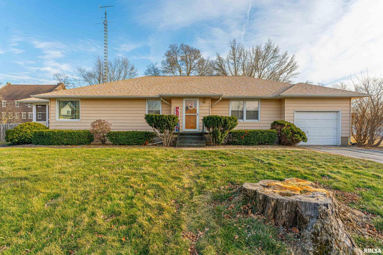 207 SW 3rd Street, Atlanta, IL 61723 Main Photo