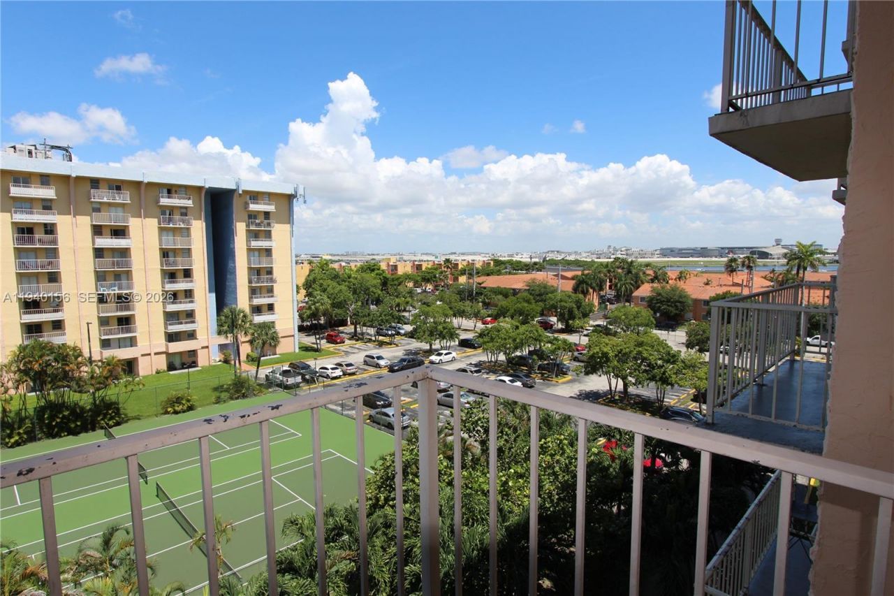 4550 NW 9th St, Unit 611E, Miami, FL 33126 Photo