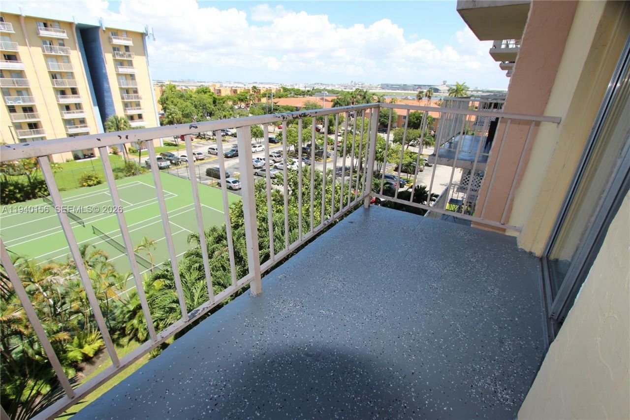 4550 NW 9th St, Unit 611E, Miami, FL 33126 Photo
