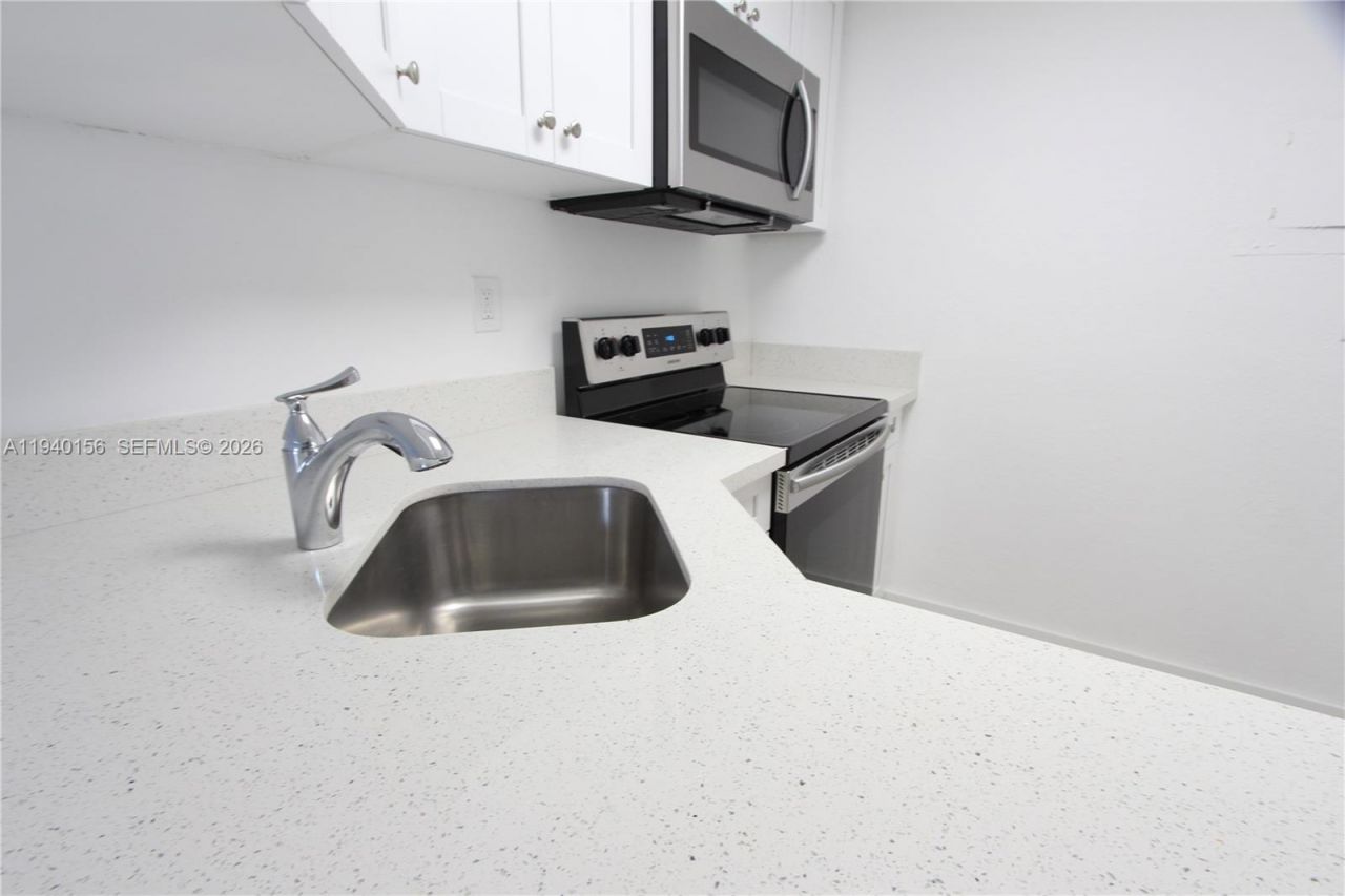 4550 NW 9th St, Unit 611E, Miami, FL 33126 Photo