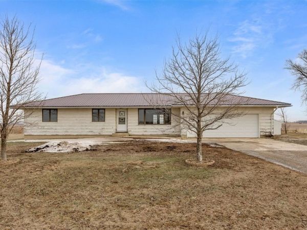 5905 Fairchild Road, Walker, IA 52352
