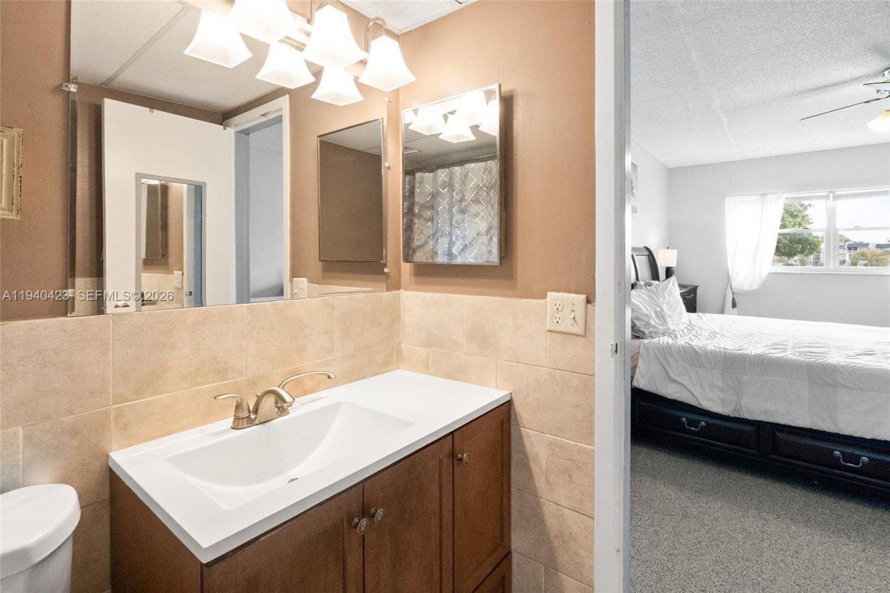 1020 Country Club Dr , Unit 206, Margate, FL 33063 Photo