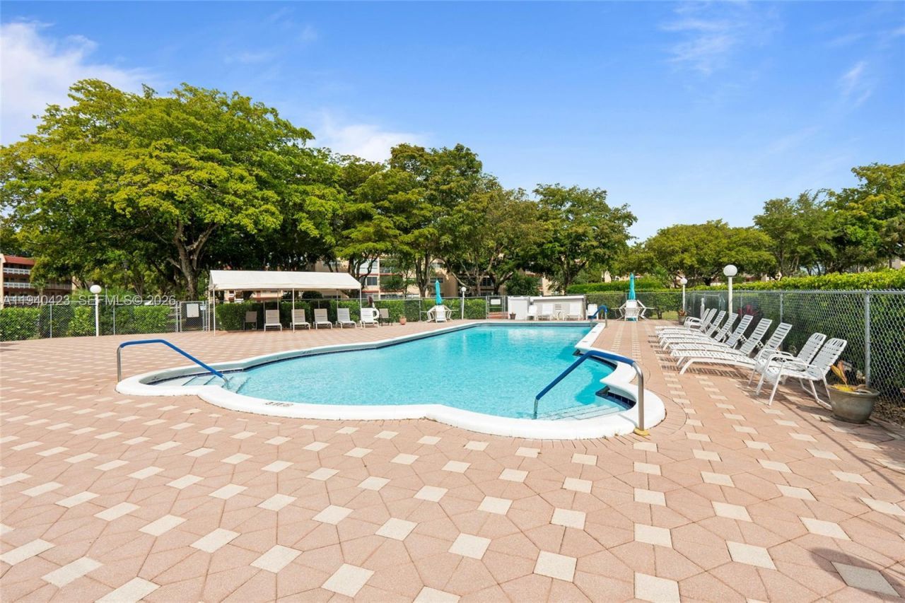 1020 Country Club Dr , Unit 206, Margate, FL 33063 Photo