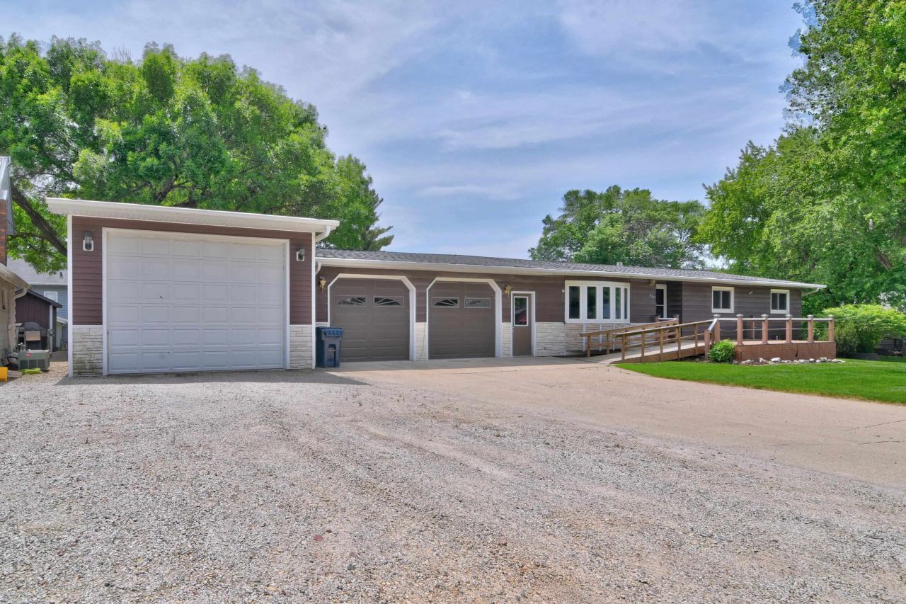 907 A Avenue, Armstrong, IA 50514 Main Photo