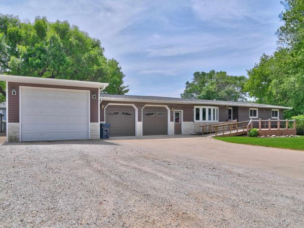 907 A Avenue, Armstrong, IA 50514