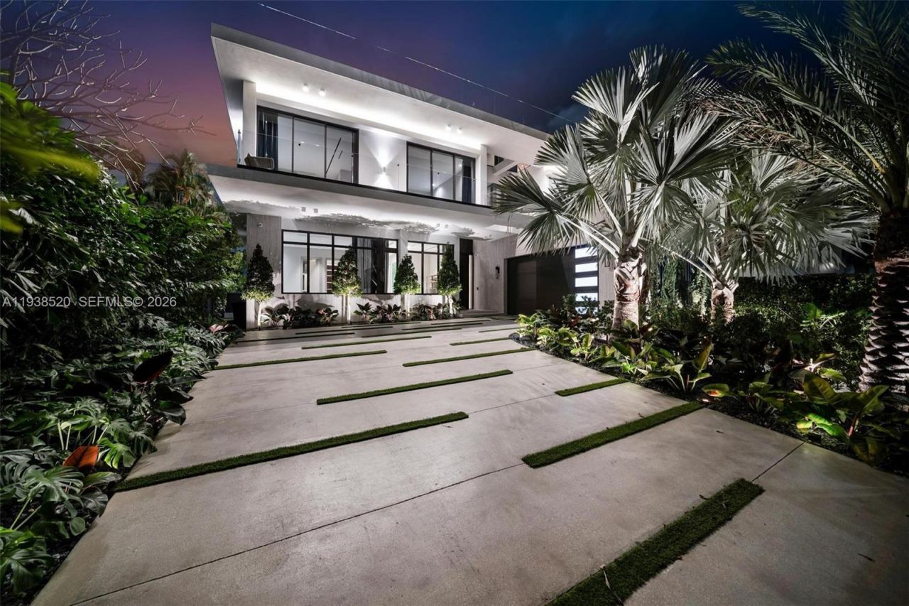 13000 N Bayshore Dr, North Miami, FL 33181 Photo