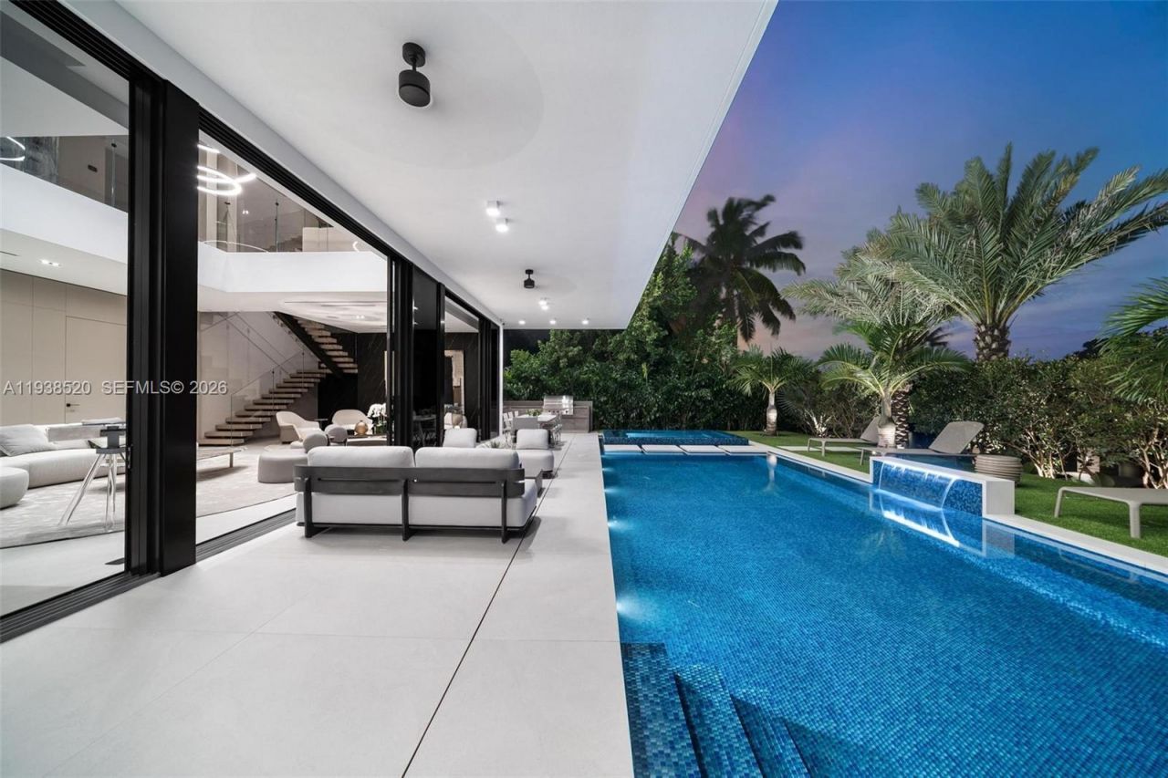 13000 N Bayshore Dr, North Miami, FL 33181 Photo