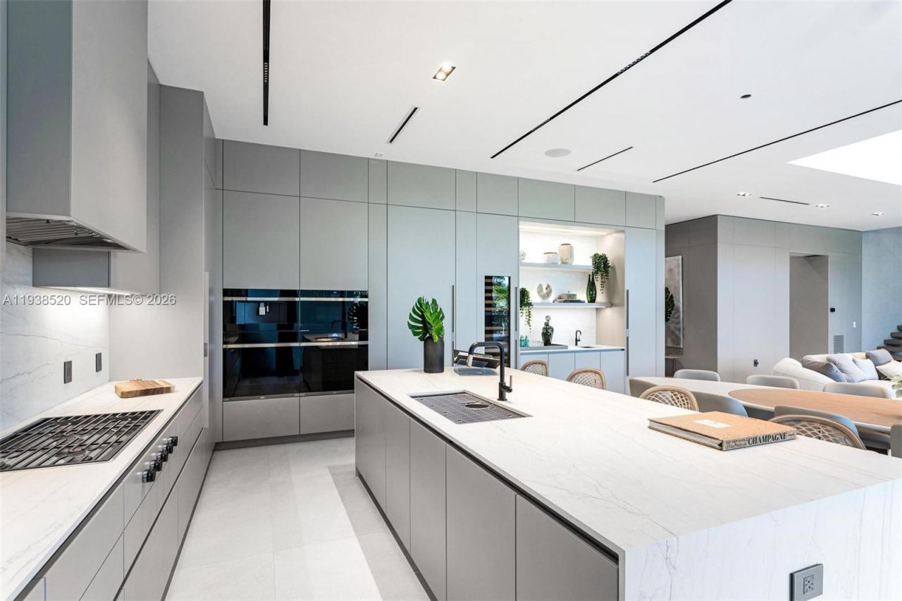 13000 N Bayshore Dr, North Miami, FL 33181 Photo