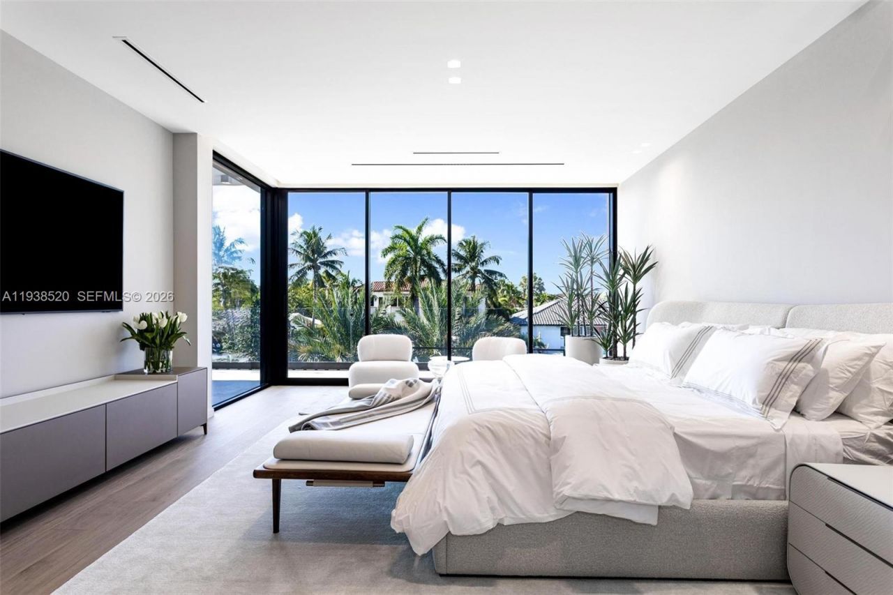 13000 N Bayshore Dr, North Miami, FL 33181 Photo