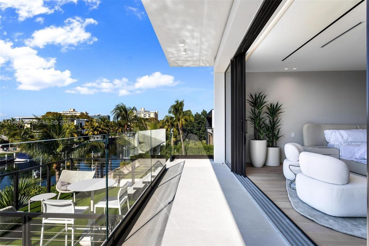 13000 N Bayshore Dr, North Miami, FL 33181 Photo