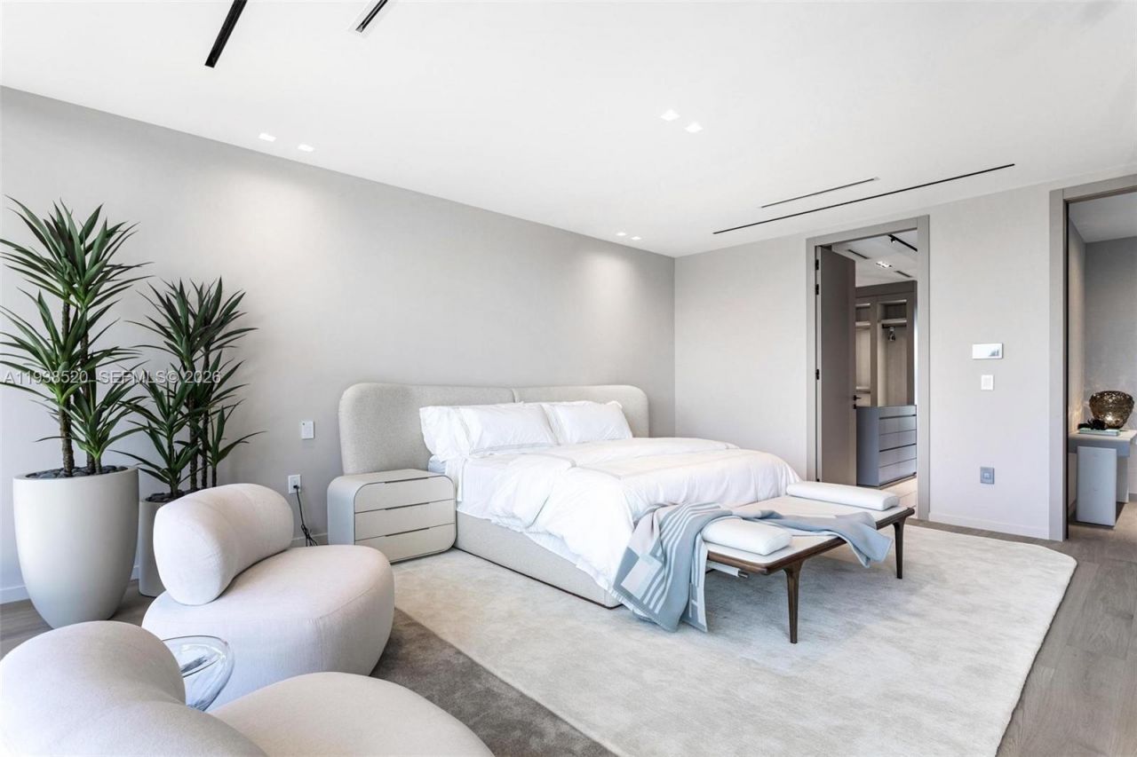 13000 N Bayshore Dr, North Miami, FL 33181 Photo