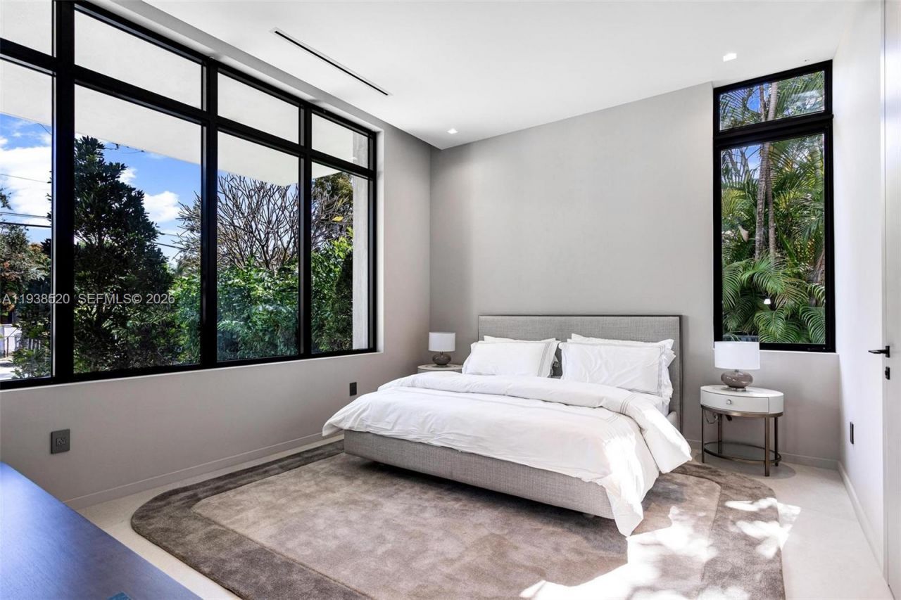 13000 N Bayshore Dr, North Miami, FL 33181 Photo